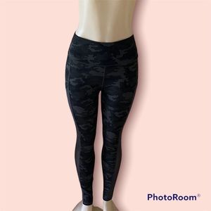 NWOT Fabletics High Rise Camouflage Leggings WITH POCKETS Size S